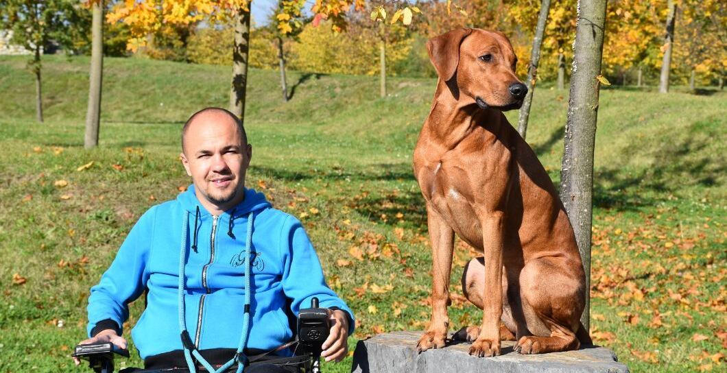 Rozhovor: Jak se žije na vozíku s ridgebackem?